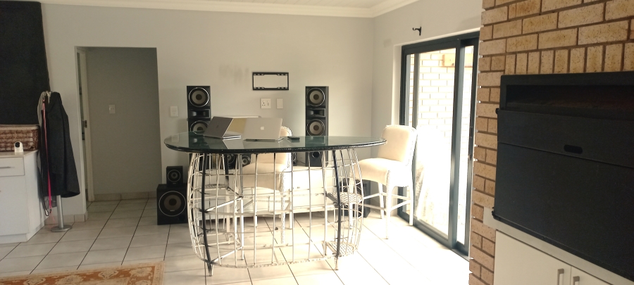 2 Bedroom Property for Sale in Fraaiuitsig Western Cape